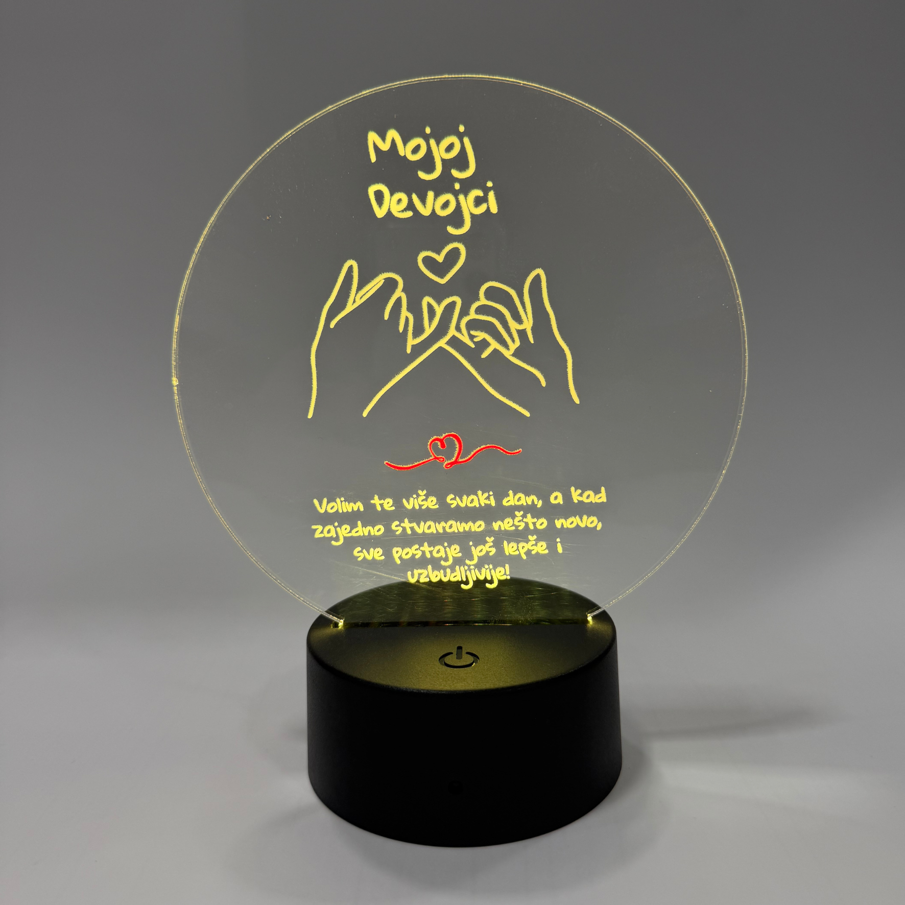 Led lampa sa posvetom devojci